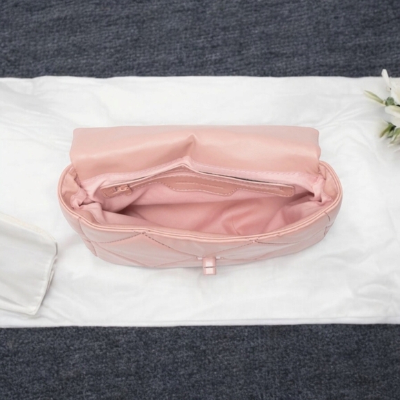 NWT Badgley Mischka Chain Diamond Quilt Crossbody - Picture 5 of 5